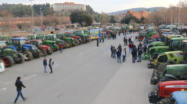 Els tractors concentrats a Fontajau a les vuit del matí d'avui. ACN
