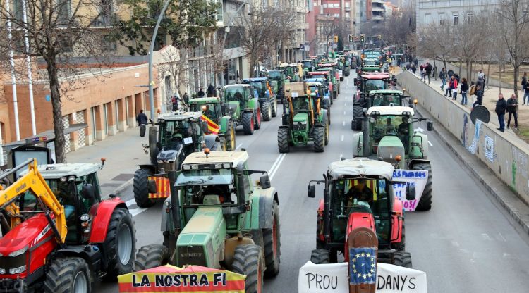 Centenars de tractors col·lapsant l'avinguda Jaume I de Girona. ACN