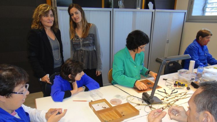 Pepita Perich, acompanyada de la dissenyadora Mariona Quera al fons © AG