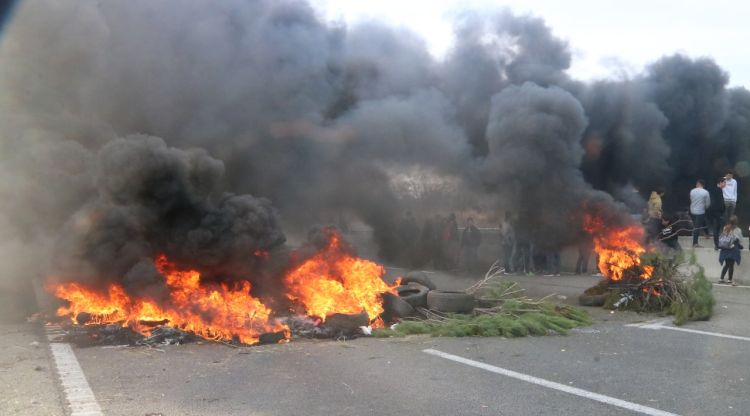 Una de les barricades que han muntat a l'AP-7 a Medinyà. ACN