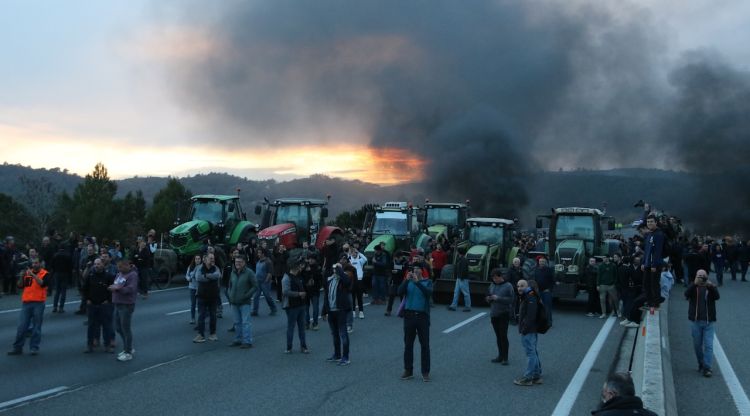 Els pagesos han pujat els tractors a l'AP-7, on preveuen fer nit. ACN