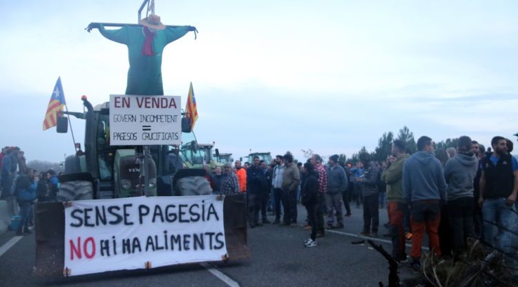 Un dels tractors tallant l'AP-7 a Medinyà. ACN