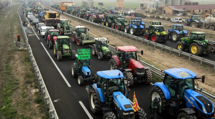 Tractors mobilitzats a l'A-2 ahir a Fondarella (Pla d'Urgell). ACN