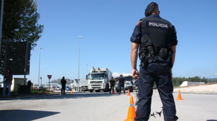 Un agent dels Mossos d'Esquadra fent un control en una carretera de la comarca de la Selva (arxiu)