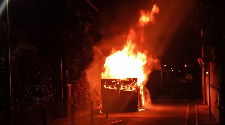 Un dels contenidors que s'ha cremat al municipi de Platja d'Aro la matinada de l'11 de febrer. ACN