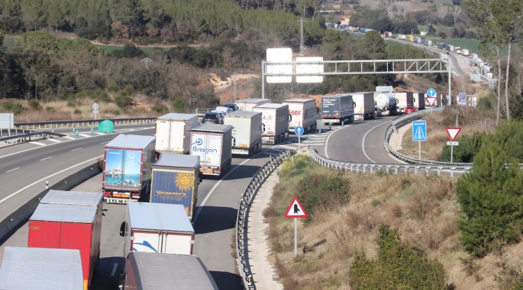 Camions aturats a l’N-II al seu pas per Vilademuls a causa de la protesta de la pagesia que ha tallat l’autopista i la nacional a Pontós. ACN