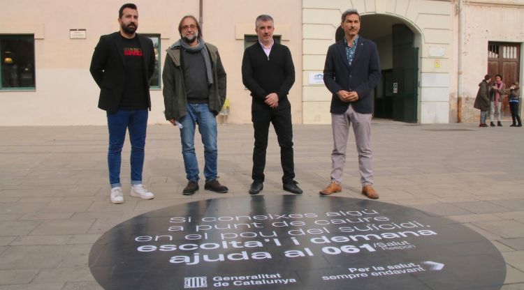 Jordi Subils, Domènec Serrano, Jordi Viñas i Jaume Heredia amb el vinil de la campanya de prevenció de suïcidis. ACN
