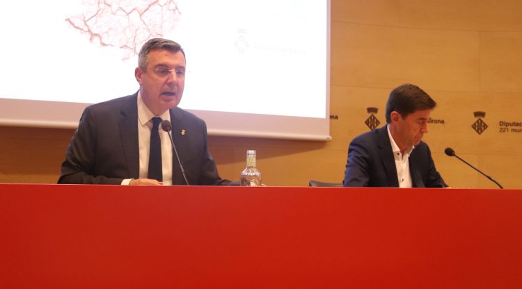 El president del Consorci d'Aigües Costa Brava Girona, Miquel Noguer, amb el director, Jordi Agustí. ACN