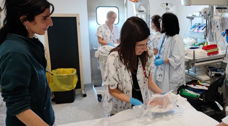 Sessio del programa d'activitats dedicat a la simulació d'una reanimació d'un prematur extrem