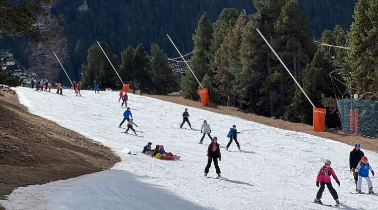 Esquiadors fent un descens per una de les pistes de l'estació de La Molina. ACN