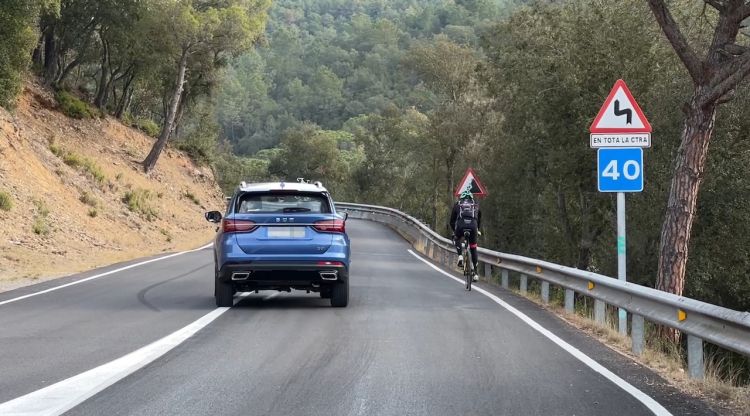 Un cotxe, avançant un ciclista a la carretera dels Àngels a Girona. ACN