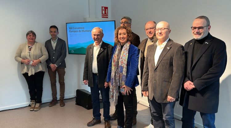 La consellera de Territori, Ester Capella, amb l'alcalde de Puigcerdà, Jordi Gassió, i altres autoritats després de presentar el congrés d'Euromontana. ACN