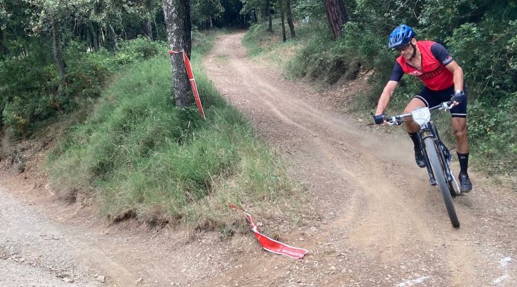 Un ciclista participant en una cursa a les Gavarres. ACN