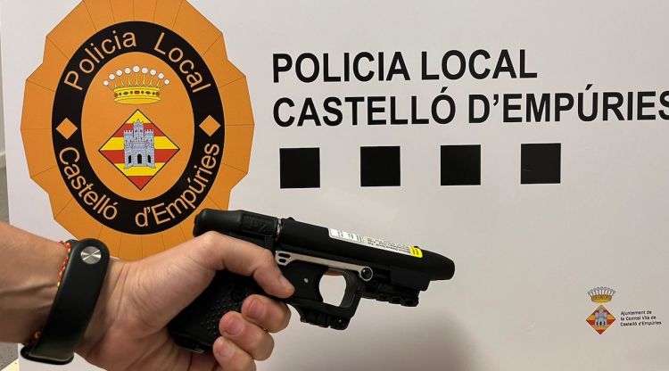 Un dels projectors d'esprai defensiu irritant en forma de pistola que ha comprat la Policia Local de Castelló d'Empúries