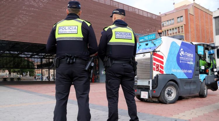 Dos agents de la Guàrdia Urbana de Figueres amb una màquina netejadora de fons. ACN