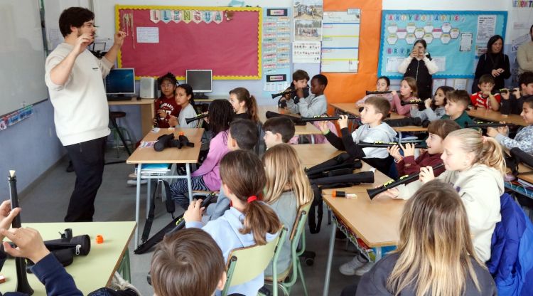 Una de les classes de tible als alumnes de primària de l'escola Mas Clarà de la Bisbal. ACN