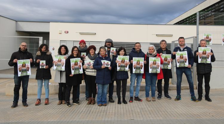 Els membres d'USTEC-STEs davant de l'escola Esculapi de l'Escala en la campanya "Ens falten mans". ACN