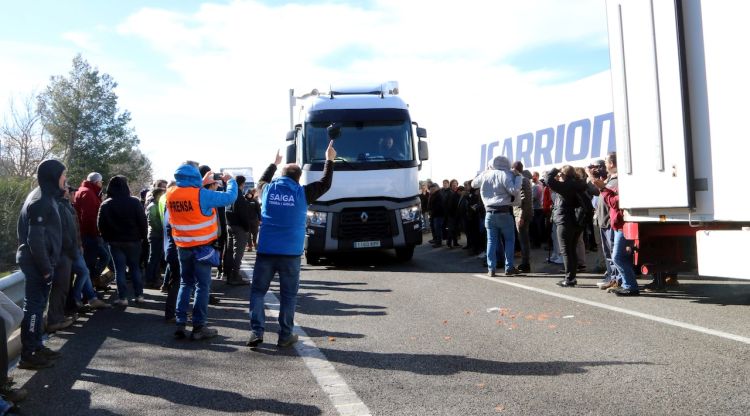 Un dels camions que ha sortit del tall a l'AP-7. ACN