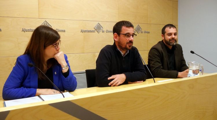 La vicealcaldessa Gemma Geis, l'alcalde de Girona Lluc Salellas i el tinent d'alcaldia Quim Ayats, aquest matí. ACN