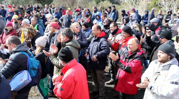 Els pagesos escoltant el manifest conjunt amb els agricultors de la Catalunya Nord, aquesta tarda. ACN