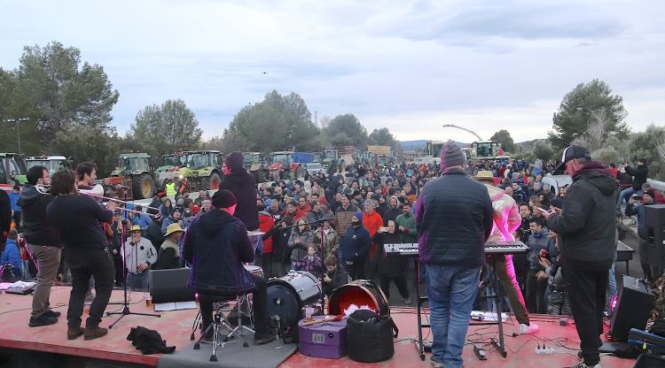 L’orquestra Di-versiones actua enmig de l’AP-7 en la protesta que va començar dimarts. ACN