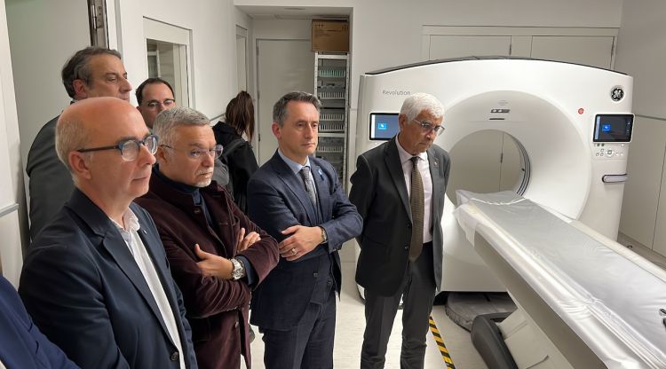 El conseller de Salut, Manel Balcellls, amb diverses autoritats en l'acte d'inauguració d'un nou TAC d'última generació a l'Hospital de Cerdanya. ACN