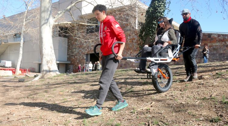 La sessió de formació de la nova cadira de rodes tot terreny que s'ha fet al parc de les Ribes del Ter. ACN