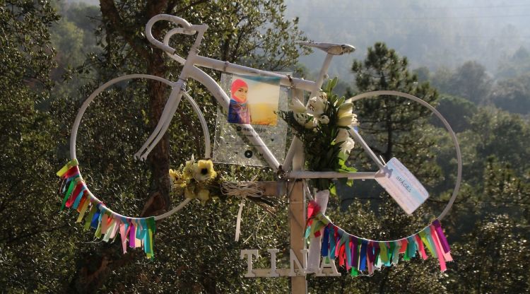 La bicicleta instal·lada a la carretera dels Àngels en honor a la Tina. ACN