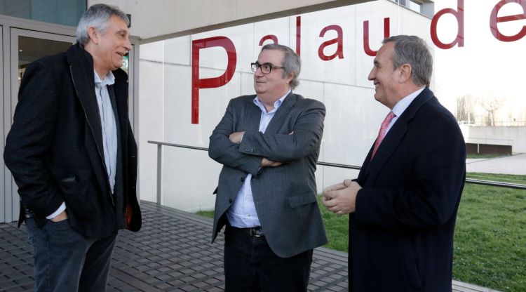 El regidor de Seguretat de la Bisbal d'Empordà, Xavier Dilmé, el de Calonge, Alberto Mas, i el de Palamós, Josep Santamaria, davant el Palau de Justícia de Girona. ACN
