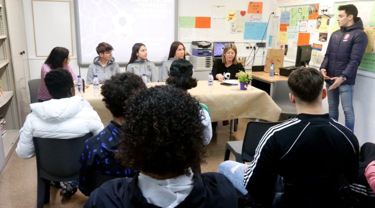 Els joves interns al centre de justícia juvenil de Montilivi escoltant la xerrada amb les jugadores del Girona FC. ACN