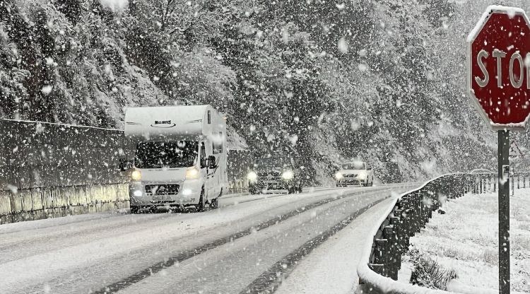 Els cotxes circulen sota una nevada intensa a la C-14, entre Organyà i el Pla de Sant Tirs (Alt Urgell). ACN