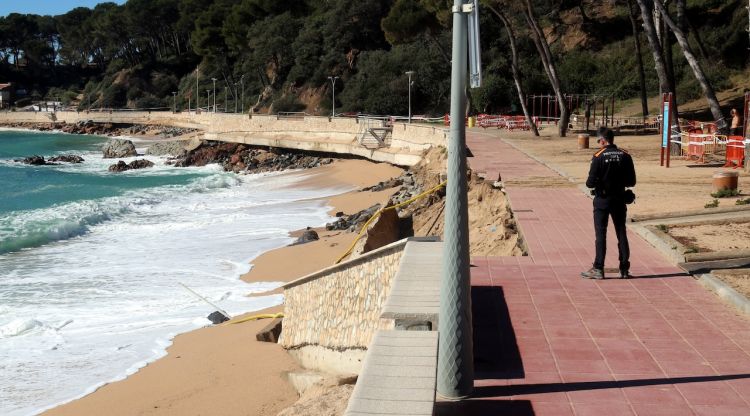 Detall de l'esvoranc que el temporal ha fet al passeig de Fenals de Lloret de Mar. ACN