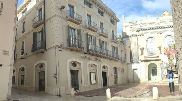 La casa de Giralt Ventolà de Figueres, al costat de l'accés principal del Teatre-Museu Dalí