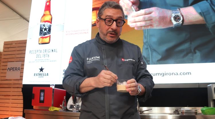 El xef Joan Roca prepara l'emplatament del xuixo de senglar en una ponència al Fòrum Gastronòmic de Girona. ACN