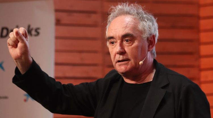 El cuiner Ferran Adrià en una ponència en el Fòrum Gastronòmic de Girona. ACN