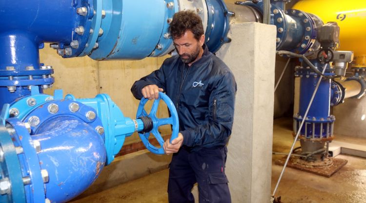 Un operari a l'interior d'un dels dos pous d'emergència que s'han obert al pla del Sitjar de Salt. ACN