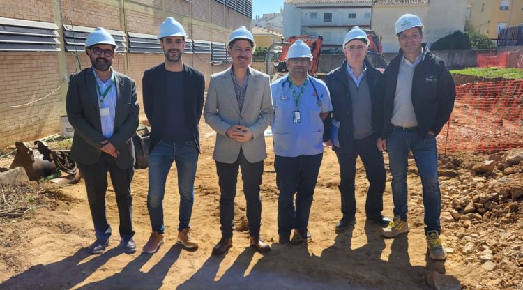 D'esquerra a dreta: Sergi Iglesia, Josep Bofill, Jaume Heredia, Vishal Shahani, Josep Maria Carreras i un representant de la constructora