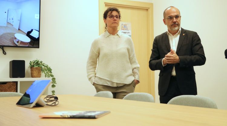 El conseller de Drets Socials, Carles Campuzano, durant la visita al Barnahus de Girona. ACN