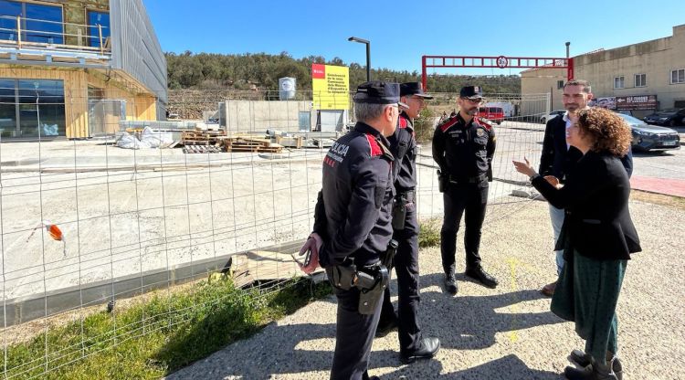 La delegada del Govern, Laia Cañigueral, amb comandaments dels Mossos a la zona on s'està fent la comissaria. ACN
