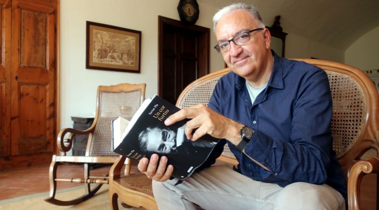 L'escriptor Xavier Pla, amb un exemplar del llibre 'Un cor furtiu', al Mas Pla de Llofriu. ACN