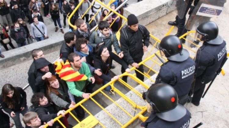 Un moment de les càrregues policials que hi va haver a la facultat de Lletres de la UdG (arxiu)