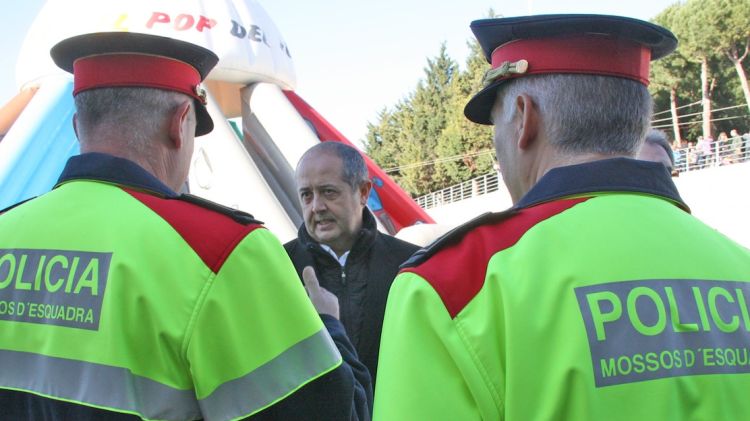 El conseller d'Interior, Felip Puig, durant la seva vista a la Festa de Nadal Solidari © ACN