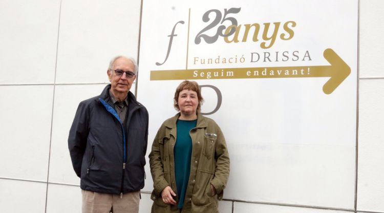 El president i la gerent de la Fundació Drissa davant el cartell dels 25 anys. ACN