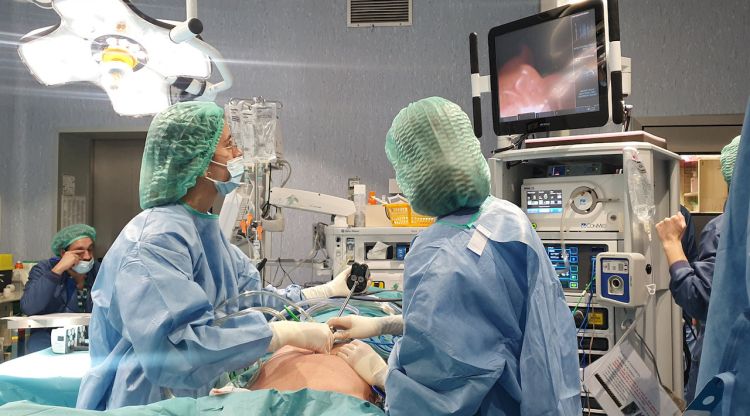 Un equip del Servei d'Urologia del Trueta de Girona extirpa un gangli a un home amb càncer de pròstata