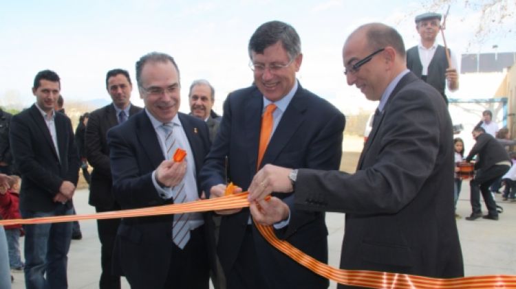 Moment en què les autoritats han tallat la cinta inaugural © ACN