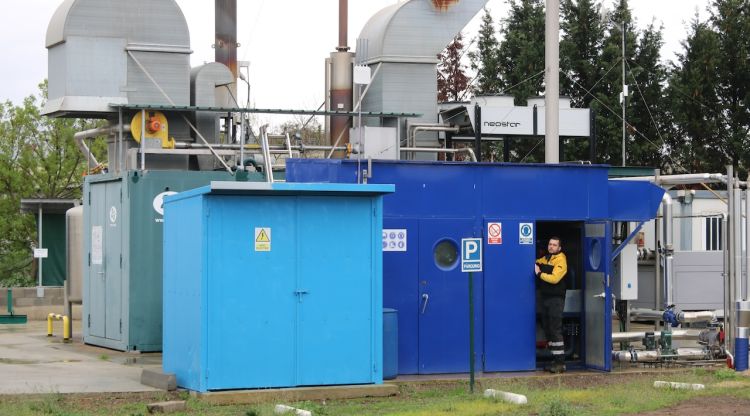 Un operari d'una planta de biogàs de Vilobí d'Onyar. ACN