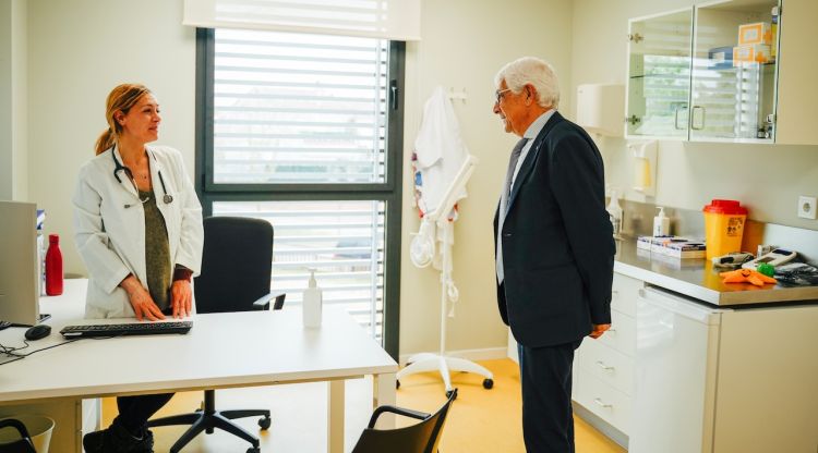 El conseller de Salut, Manel Balsells, conversa amb una professional del CAP de Cassà de la Selva, durant la seva visita per l'ampliació del centre
