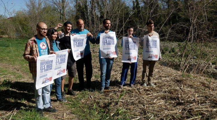 Presentació de la manifestació unitària en defensa dels rius, al costat del Ter al seu pas per Girona. ACN