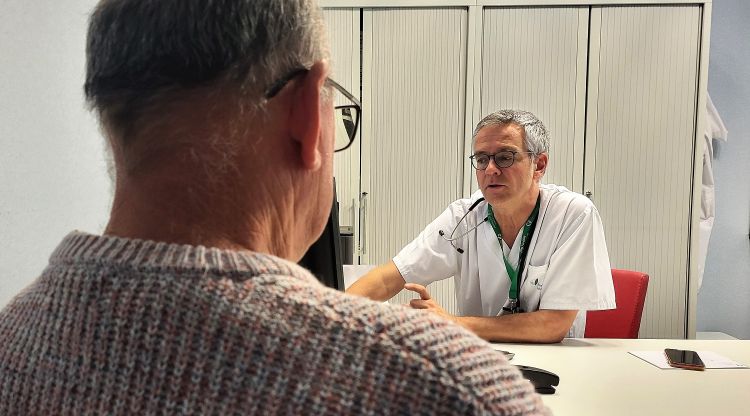 El cap clínic de la Unitat de Pneumologia de l’Hospital de Figueres, Carles Sabadell, amb un pacient de la Unitat del Son
