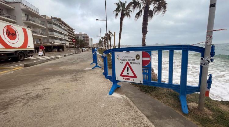 Una de les tanques que ha instal·lat l'Ajuntament de Calonge i Sant Antoni al passeig marítim alertant del perill